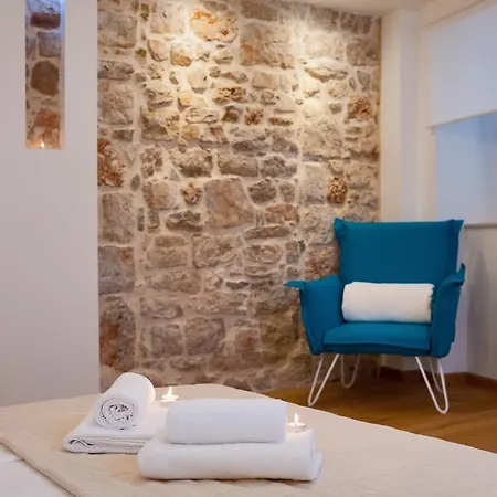 Вилла Majestic With Heated Pool And Rooftop Terrace