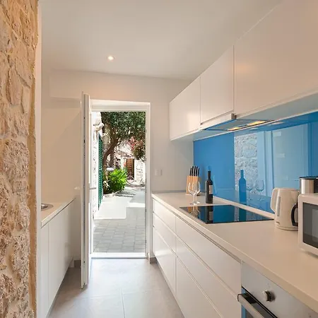 Вилла Majestic With Heated Pool And Rooftop Terrace Бол